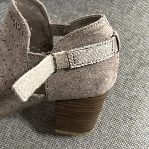 Dept. 222 tan suede heeled sandals , size 8 1/2. - Picture 15 of 15